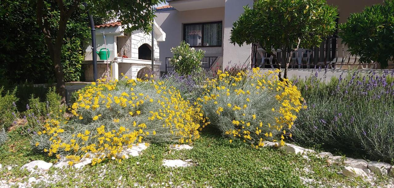 Holiday Home Ruzmarin Trogir Kültér fotó